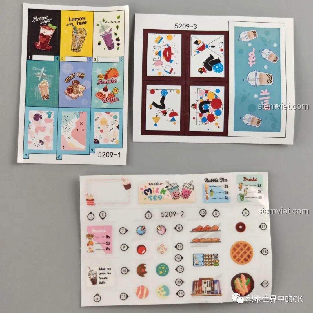 Các tờ sticker trang trí cho bộ lắp ráp Cửa hàng trà sữa JIAZHI SY 5209, bao gồm hình ảnh đồ uống và thực đơn.