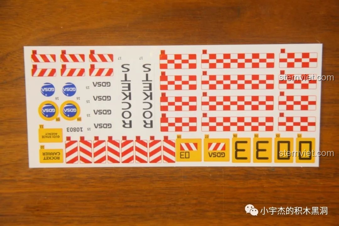 Tờ sticker lớn với nhiều họa tiết trang trí cho mô hình GUDI 10803 Xe Vận Tải Tên Lửa.