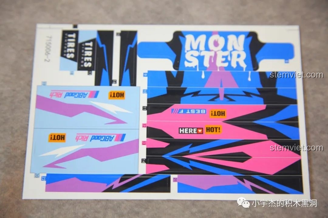 Sticker trang trí hai bên hông xe của mô hình SEMBO 715006, phối màu độc đáo.