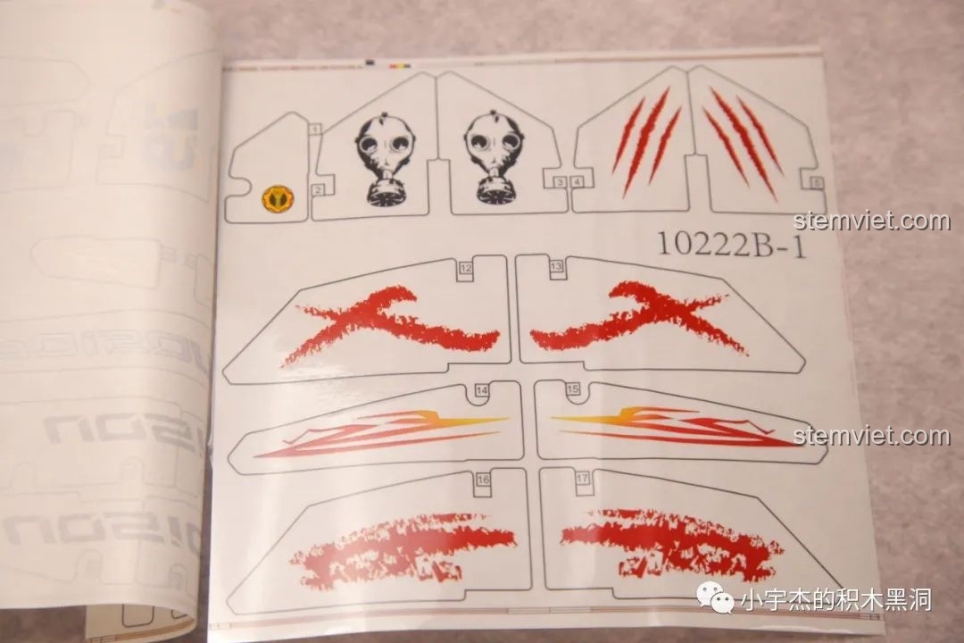 Chi tiết các miếng dán trong bộ K-box 10222B, bao gồm các họa tiết vết xước và mặt nạ phòng độc cho phiên bản tàn tích.