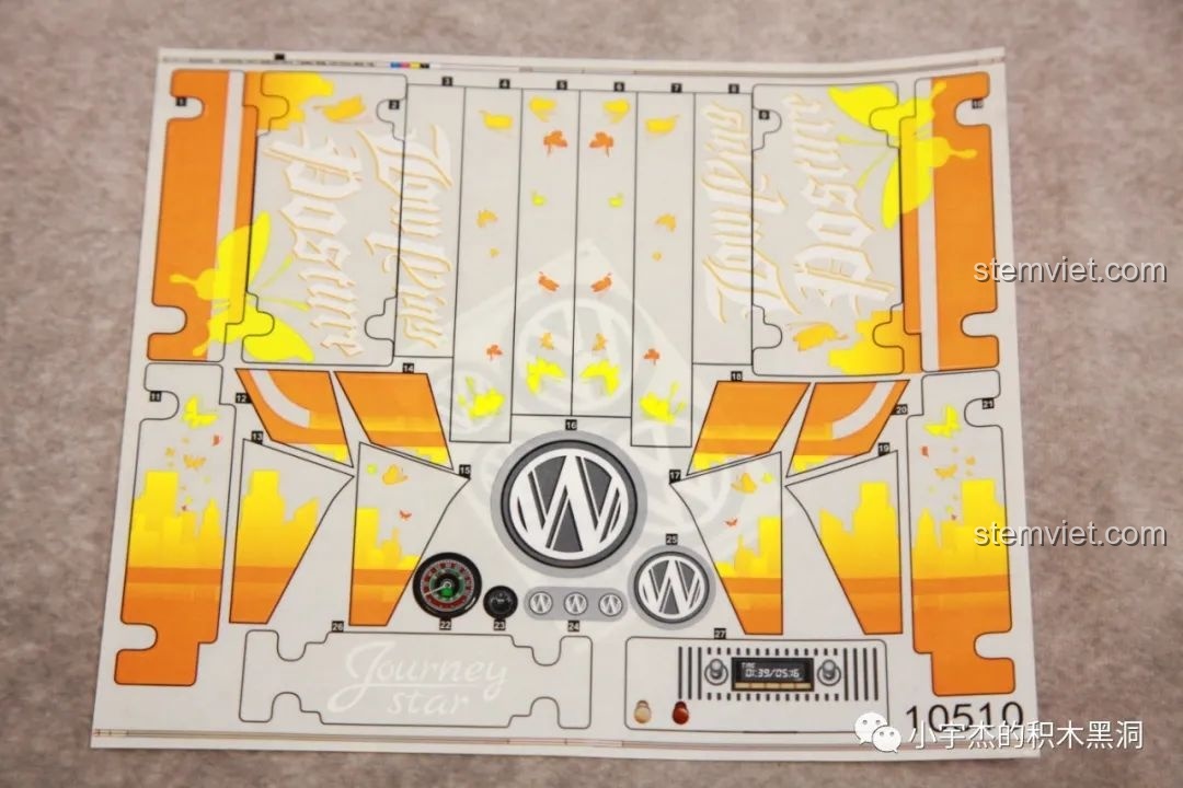 Tấm sticker lớn với các họa tiết màu cam và vàng để trang trí cho mô hình xe bus Volkswagen T1 10510.