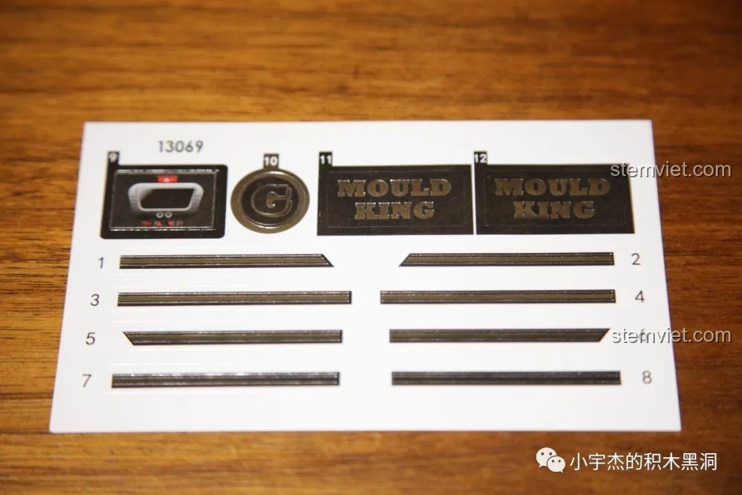 Tấm sticker đi kèm bộ lắp ráp Xe G-Wagen điều khiển từ xa 13069, có hiệu ứng phản quang.