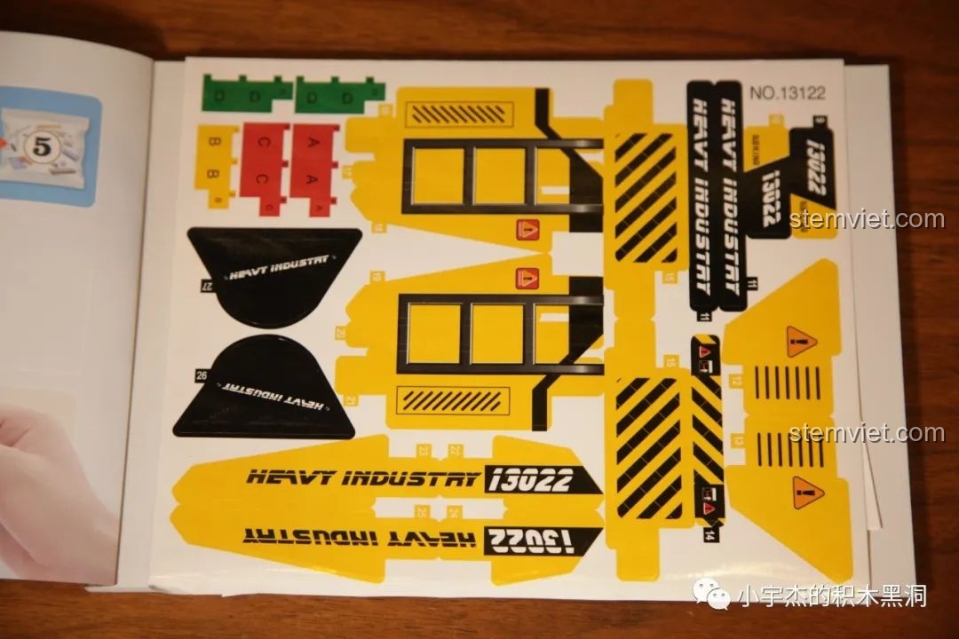 Tấm sticker đi kèm trong bộ Mould King 13122 để trang trí cho mô hình xe xúc lật, tăng thêm độ chi tiết và chân thực.