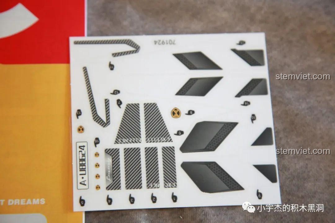 Tấm sticker chuyển đi kèm trong bộ đồ chơi mô hình xe thể thao viễn tưởng 701924 để trang trí chi tiết.