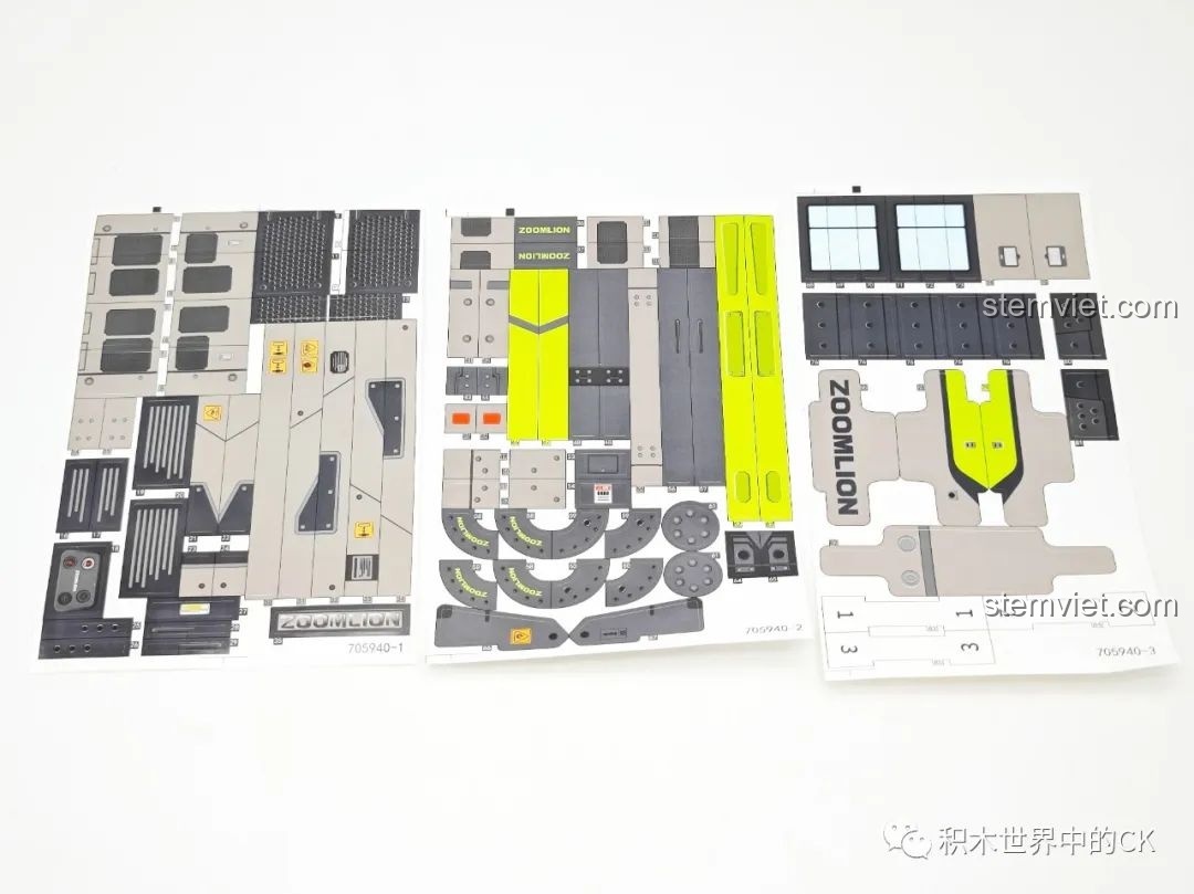 Bộ sticker đi kèm của đồ chơi lắp ghép Cỗ máy san lấp mặt bằng 5940, tăng thêm độ chi tiết và chân thực cho mô hình.