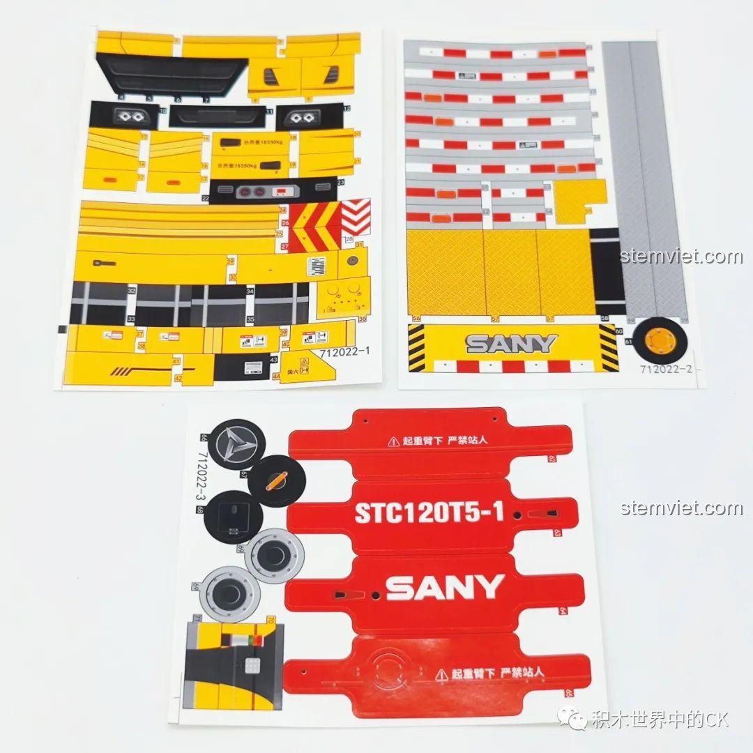 Các tấm sticker đi kèm trong bộ xếp hình Mô Xe Cẩu Tải SANY 712022 để trang trí cho thành phẩm.
