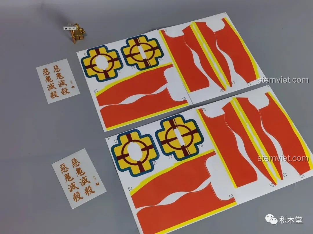 Hai bộ sticker đi kèm trong bộ lắp ghép Thanh gươm của Âm Trụ DK, dùng để trang trí lưỡi và đốc đao.