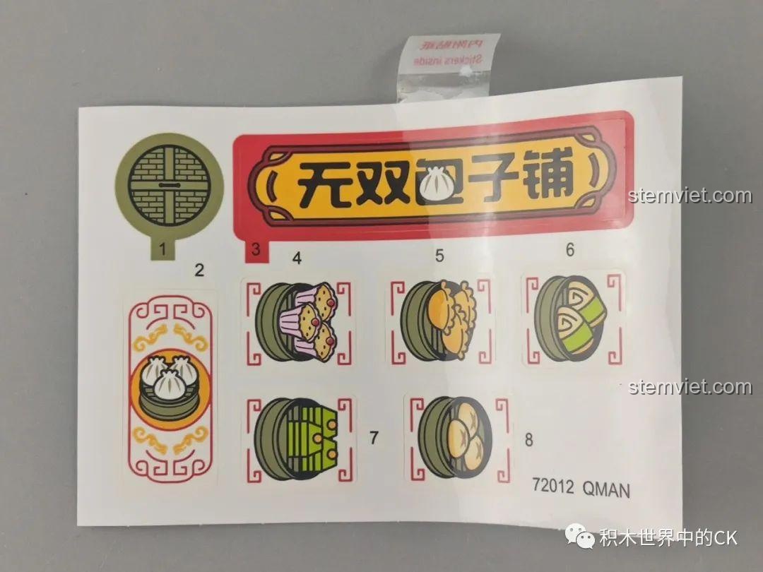 Tấm sticker trang trí cho bộ lắp ráp QMAN 72012 Tiệm Bánh Bao Vô Song, với các hình ảnh món ăn và biển hiệu.