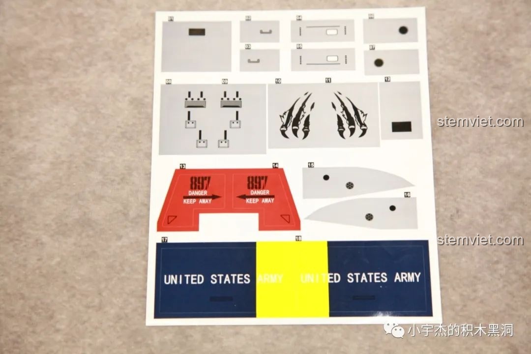 Tấm sticker đi kèm bộ lắp ráp WOMA C0897 với các họa tiết quân sự để trang trí cho mô hình trực thăng.