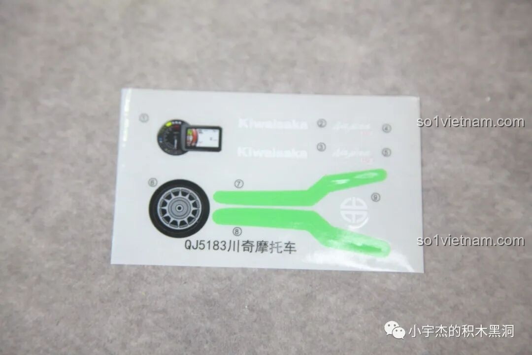 Tờ sticker đi kèm bộ lắp ráp Xe đua Kawasaki Ninja H2R QJ5183, bao gồm các chi tiết đồng hồ, logo và tem xe.