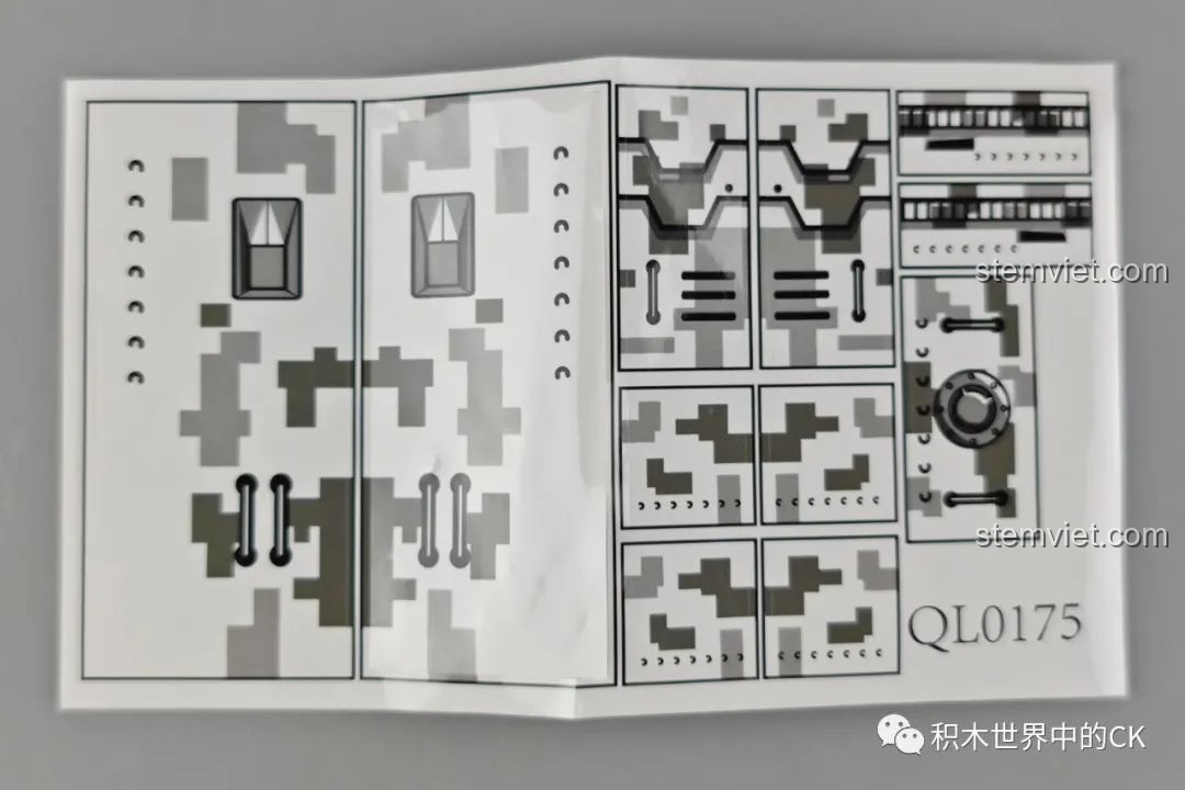 Tờ sticker đi kèm trong bộ lắp ráp Xe bọc thép Dongfeng Warrior Zhegao để trang trí cho mô hình.