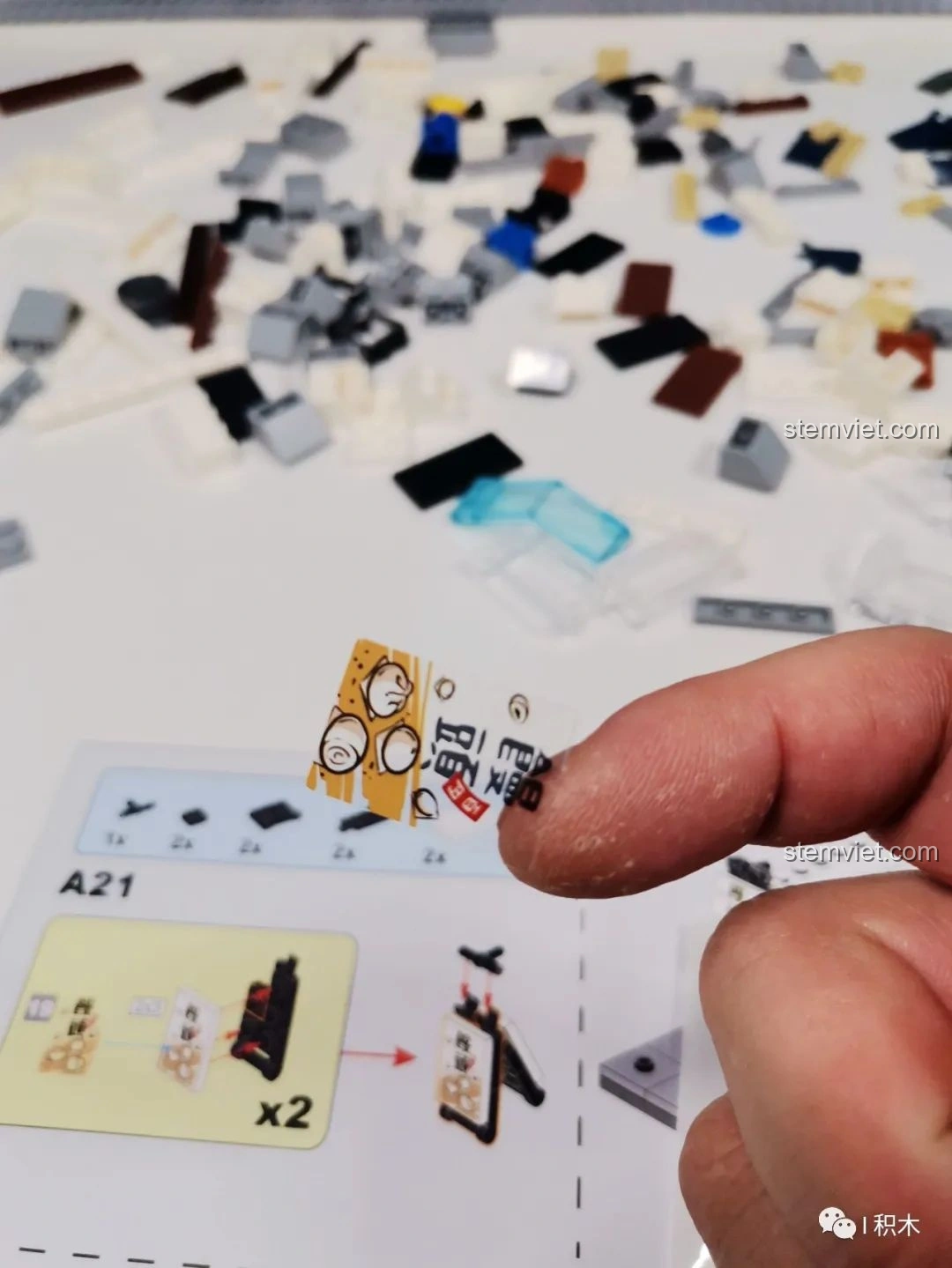 Ngón tay dính vân tay trên sticker trong suốt của CaDA C66006