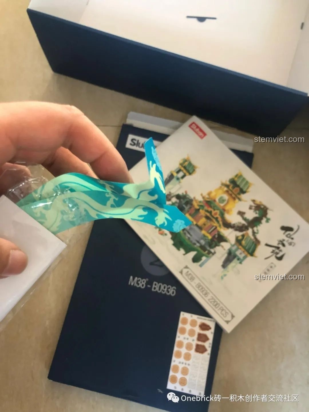 Cận cảnh bộ sticker UV của đồ chơi lắp ráp Thanh Long Các Sluban M38B0936, với họa tiết rồng tinh xảo.