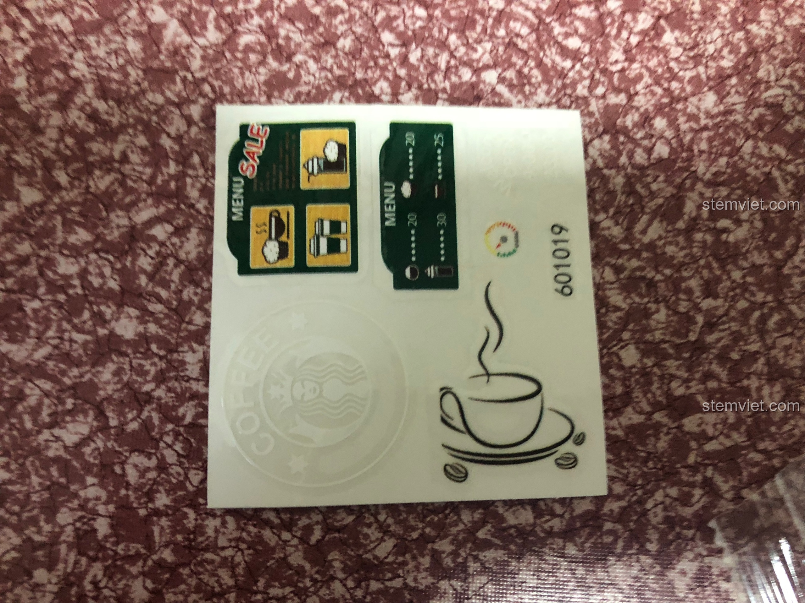 Tấm sticker UV đi kèm bộ lắp ráp Sembo 601019 với các họa tiết logo, menu và tách cà phê.