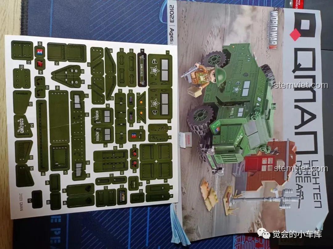 Tờ sticker và sách hướng dẫn lắp ráp của bộ QMAN 21023. Tờ sticker có rất nhiều chi tiết nhỏ.
