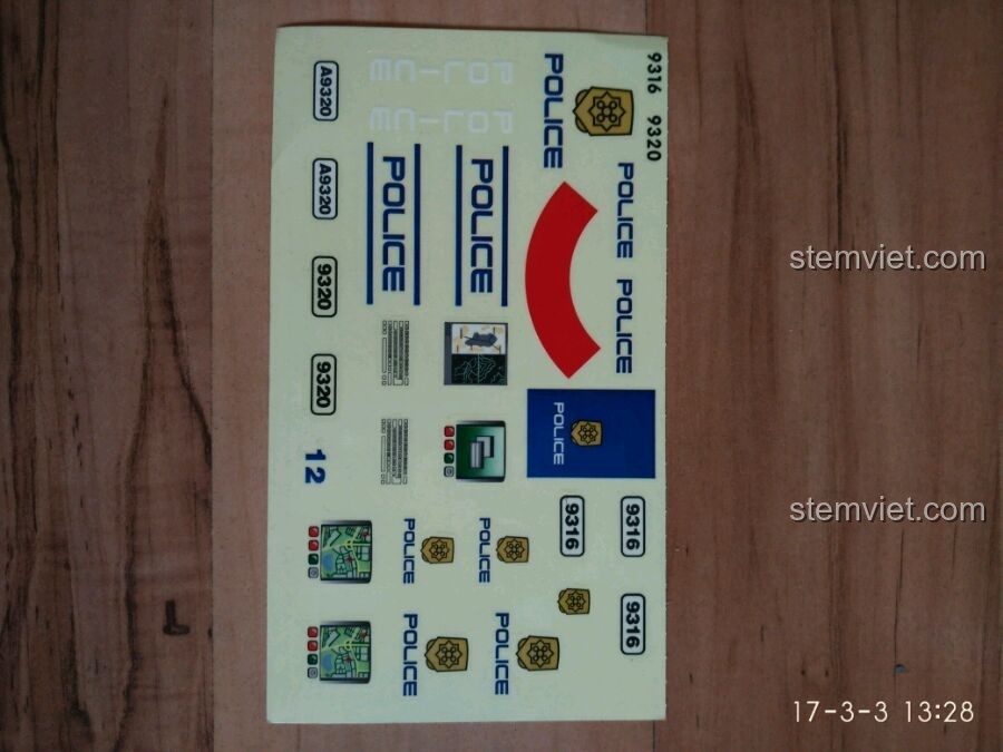 Chi tiết bộ sticker của bộ đồ chơi xếp hình GUDI 9316, bao gồm logo cảnh sát và các chi tiết trang trí xe.