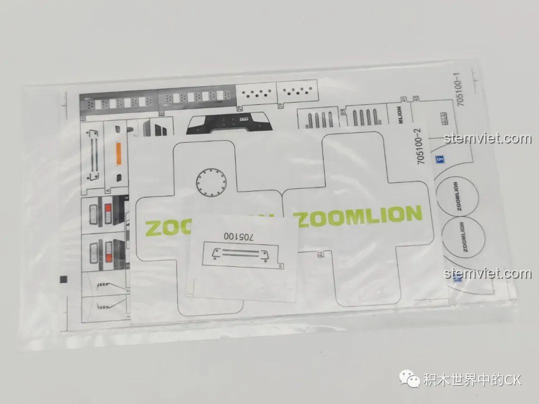 Tấm sticker decal cho xe trộn bê tông SEMBO 705100 Zoomlion, với các chi tiết logo và bảng điều khiển, tăng tính chân thực cho mô hình.