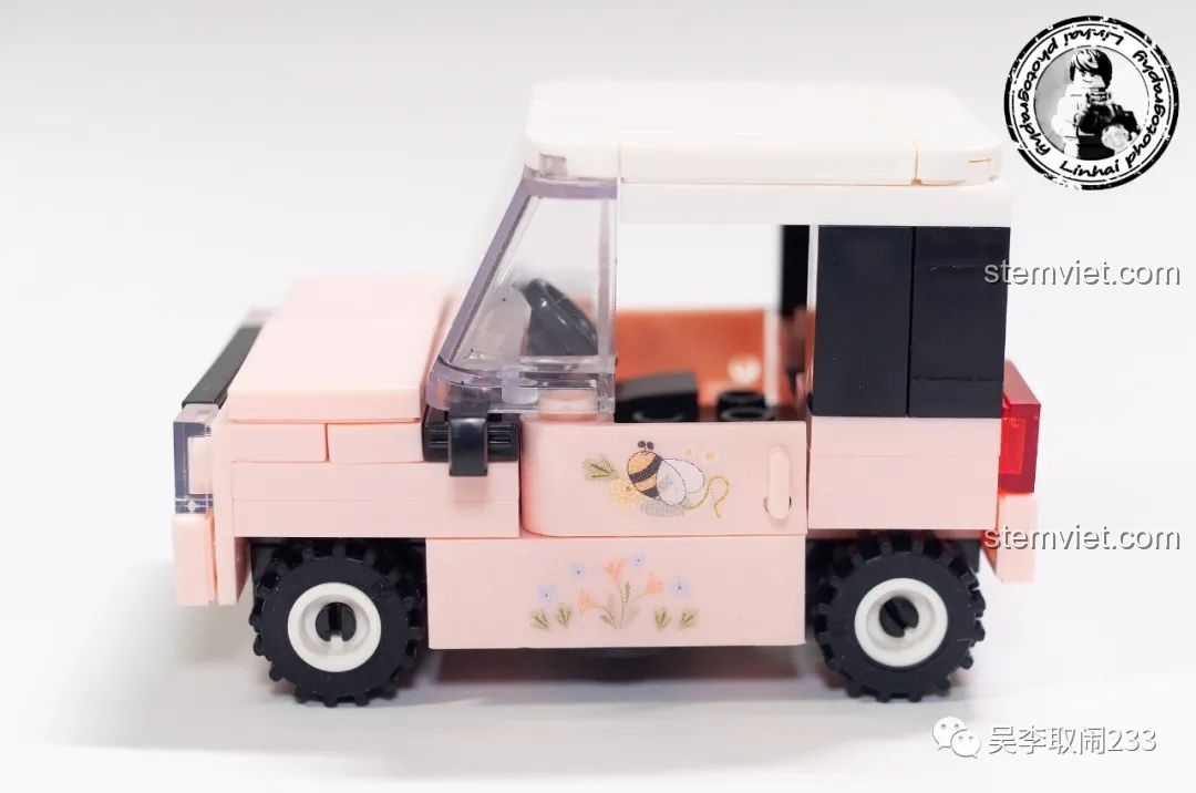 Chi tiết sticker hình con ong và hoa trên thân xe Wuling Mini EV Forange FC8279.