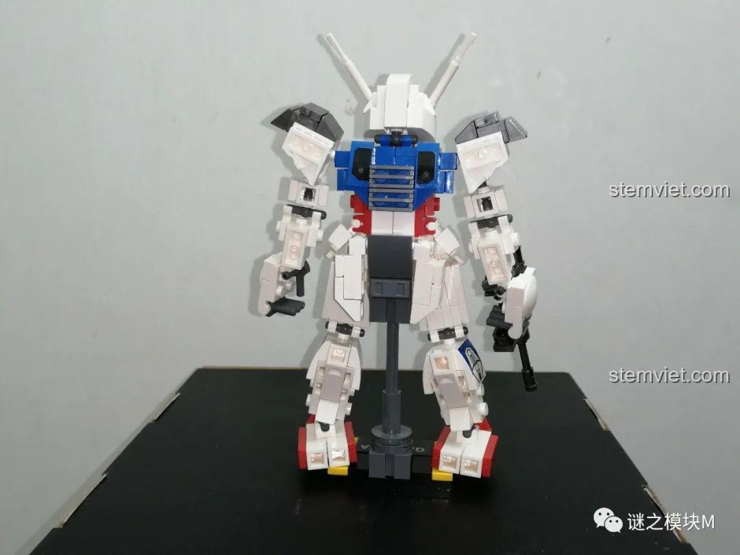 Mô hình Strike Gundam SY6498 với tư thế cầm súng trường, sẵn sàng chiến đấu.