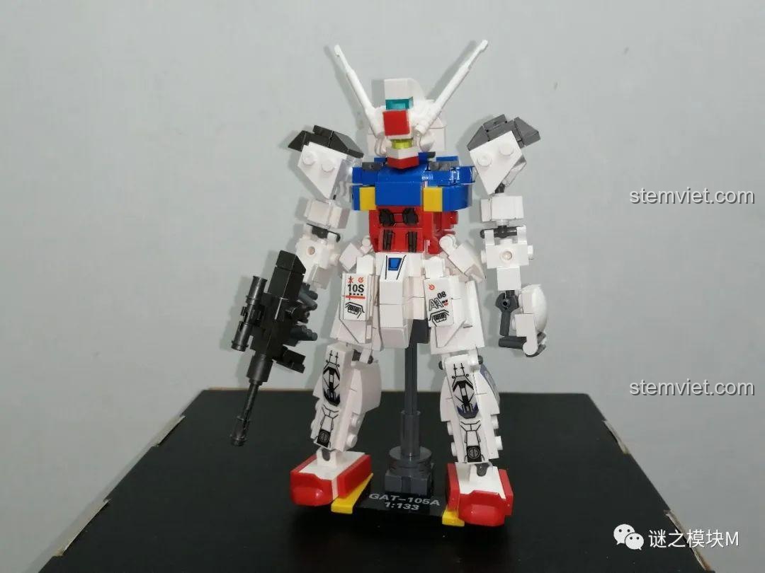 Góc nghiêng của mô hình Strike Gundam SY6498, thể hiện chi tiết giáp và vũ khí.
