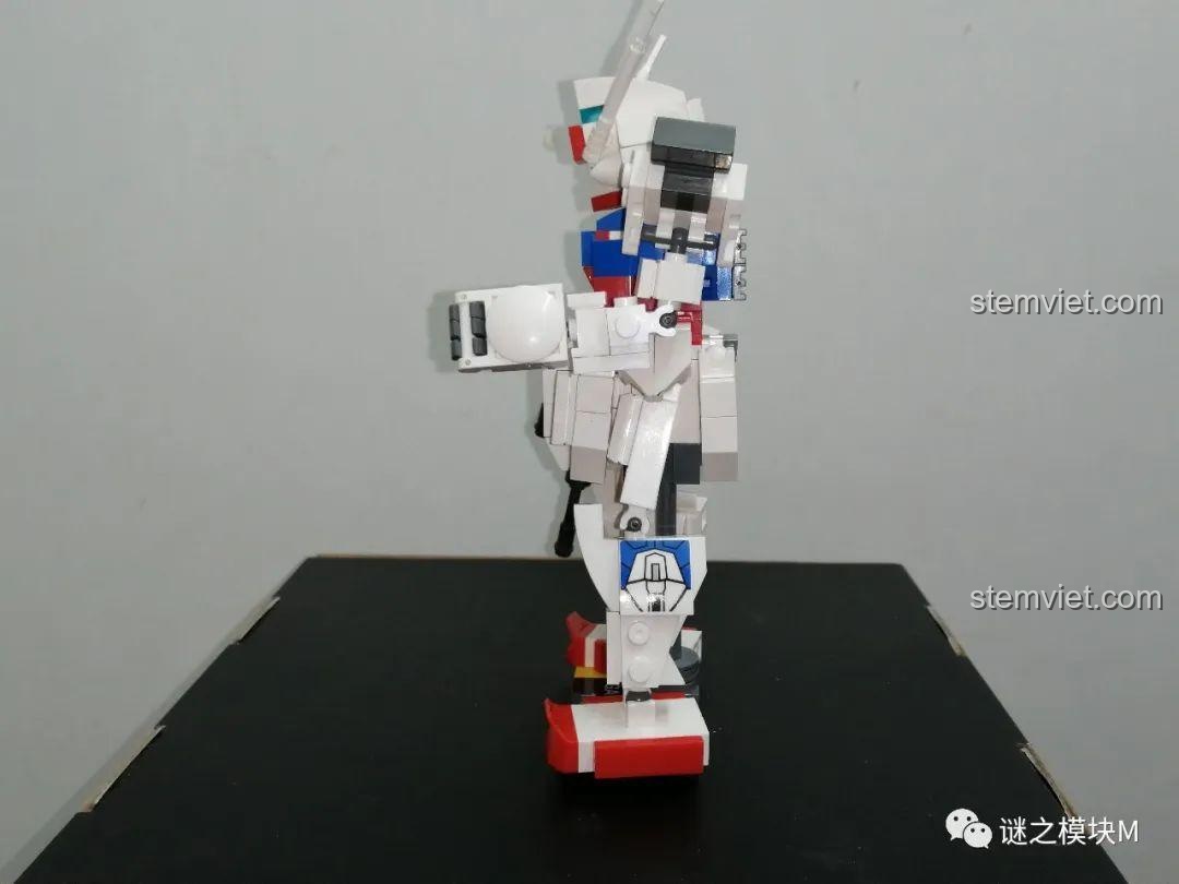 Mặt sau của mô hình Strike Gundam SY6498, cho thấy các khớp nối và chi tiết lưng.