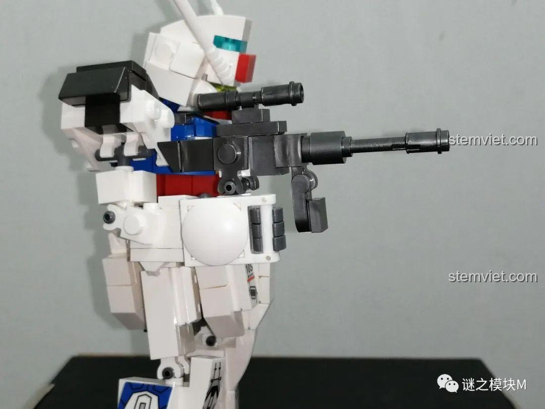 Mô hình Strike Gundam SY6498 với tư thế ngắm bắn đặc trưng của series Gundam Seed.