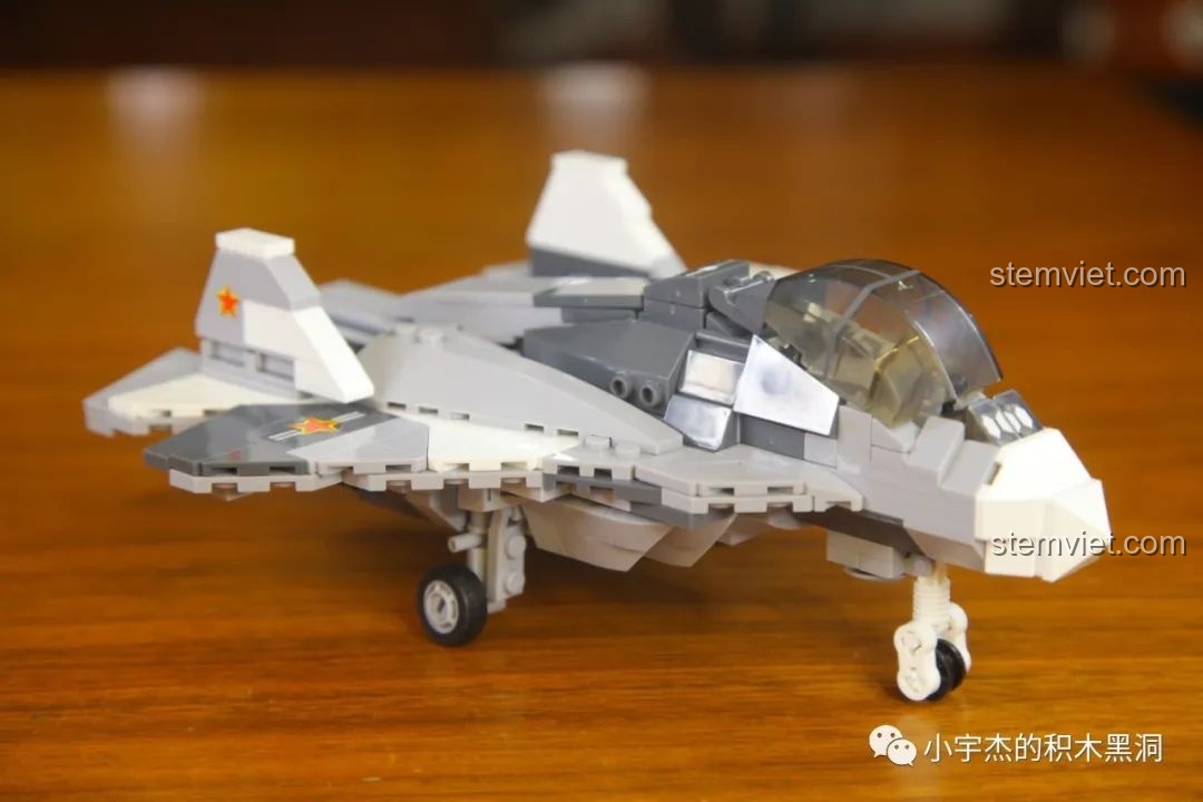 Mô hình Su-57 Flanker phiên bản Q-style 'cõng' phiên bản mô phỏng, tạo hình ảnh độc đáo.