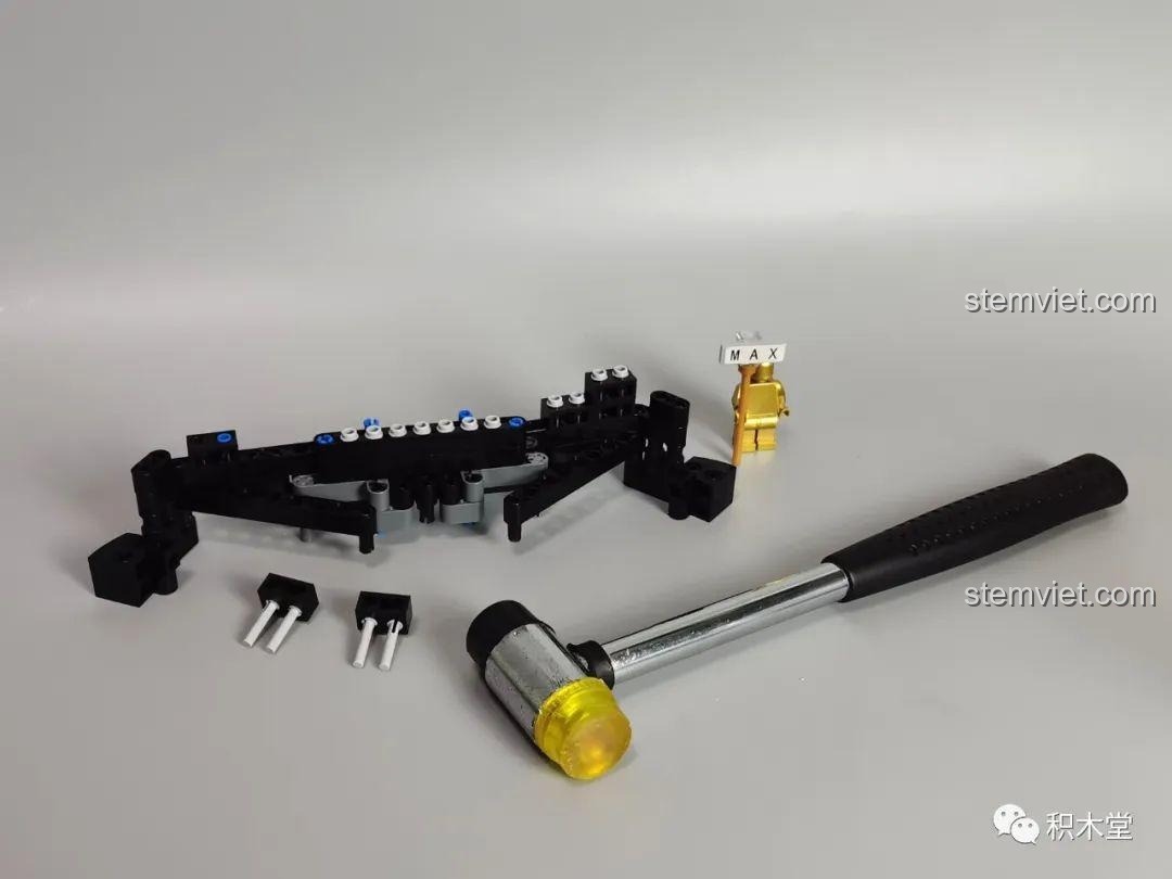 Sử dụng búa đồ chơi để hỗ trợ lắp các chốt pin cứng của bộ TGL T5023, một mẹo hữu ích cho người chơi.