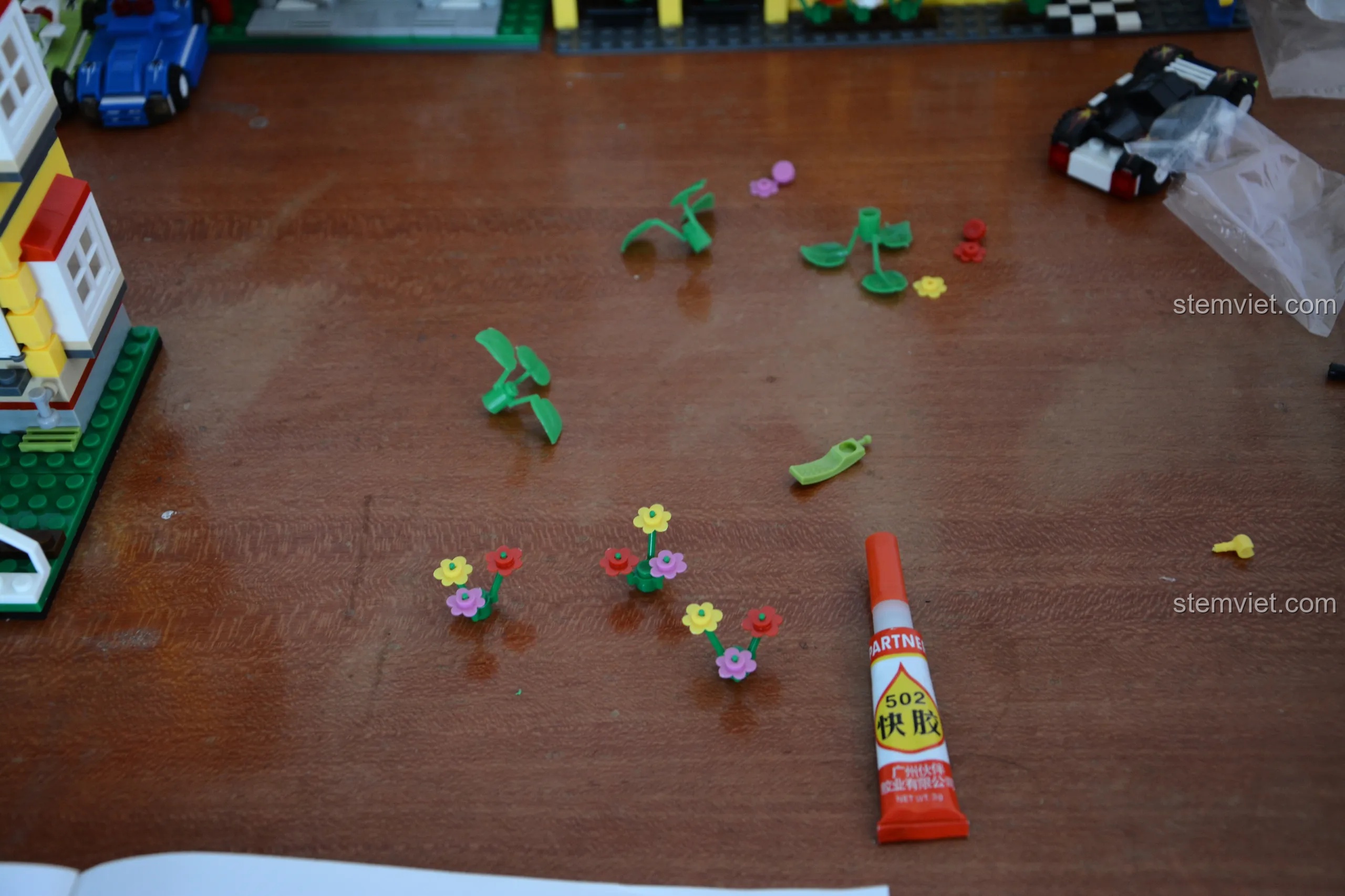 Sử dụng keo dán để cố định các chi tiết hoa nhỏ trong bộ lắp ráp WANGE, một mẹo hữu ích khi lắp ráp.