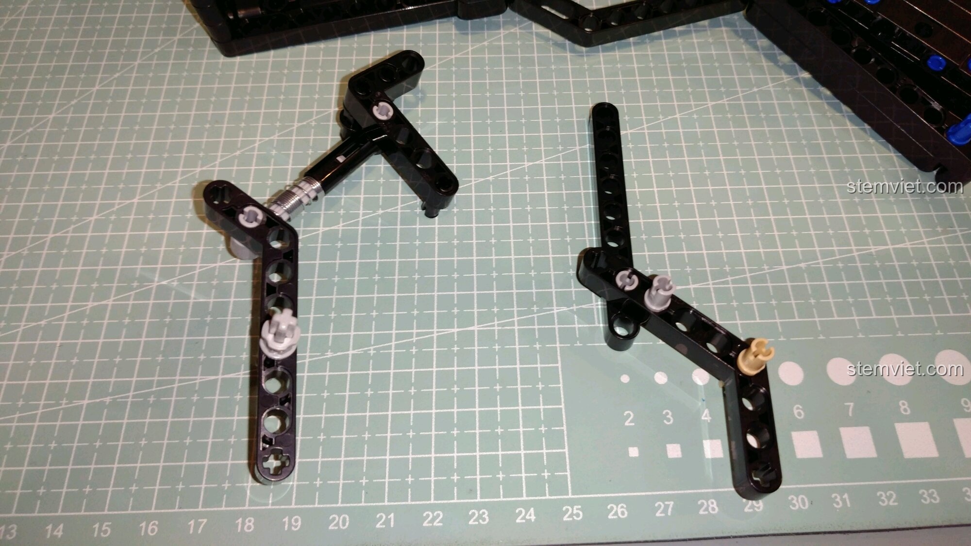 Sử dụng hai chi tiết lò xo cho cơ chế cò súng và chốt băng đạn trong bộ xếp hình Mô súng MP5 81006 tiết kiệm.