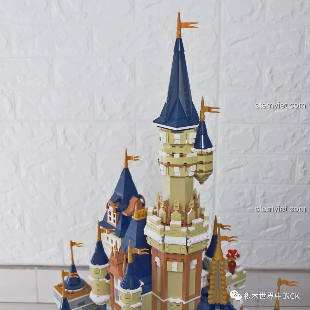 Sự kết hợp giữa kiến trúc tháp và đài phun nước trong mô hình Lâu đài Disney Mould King 13132.