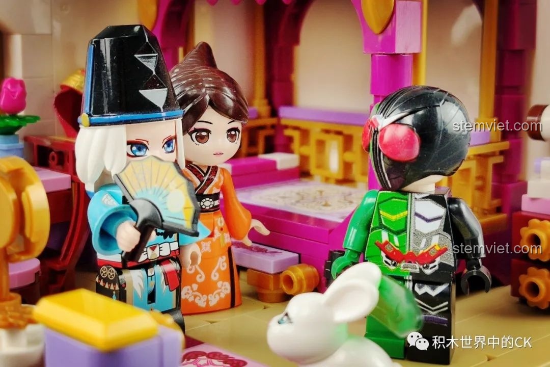 Minifigure Kamen Rider W trong một bối cảnh sáng tạo với các nhân vật từ những bộ lắp ráp khác nhau.