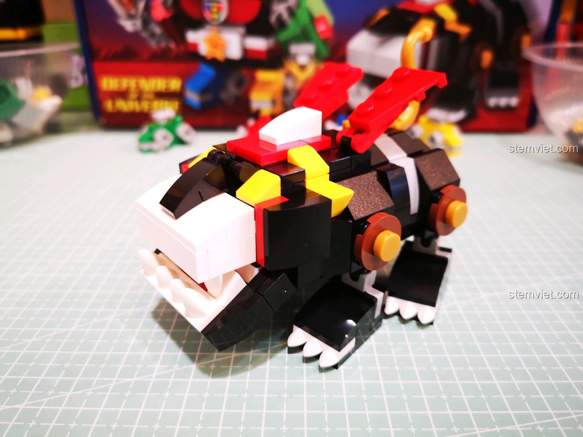 Mô hình Sư tử Đen Decool 18002 sau khi gắn chân, trông khá 'mũm mĩm' và đáng yêu.