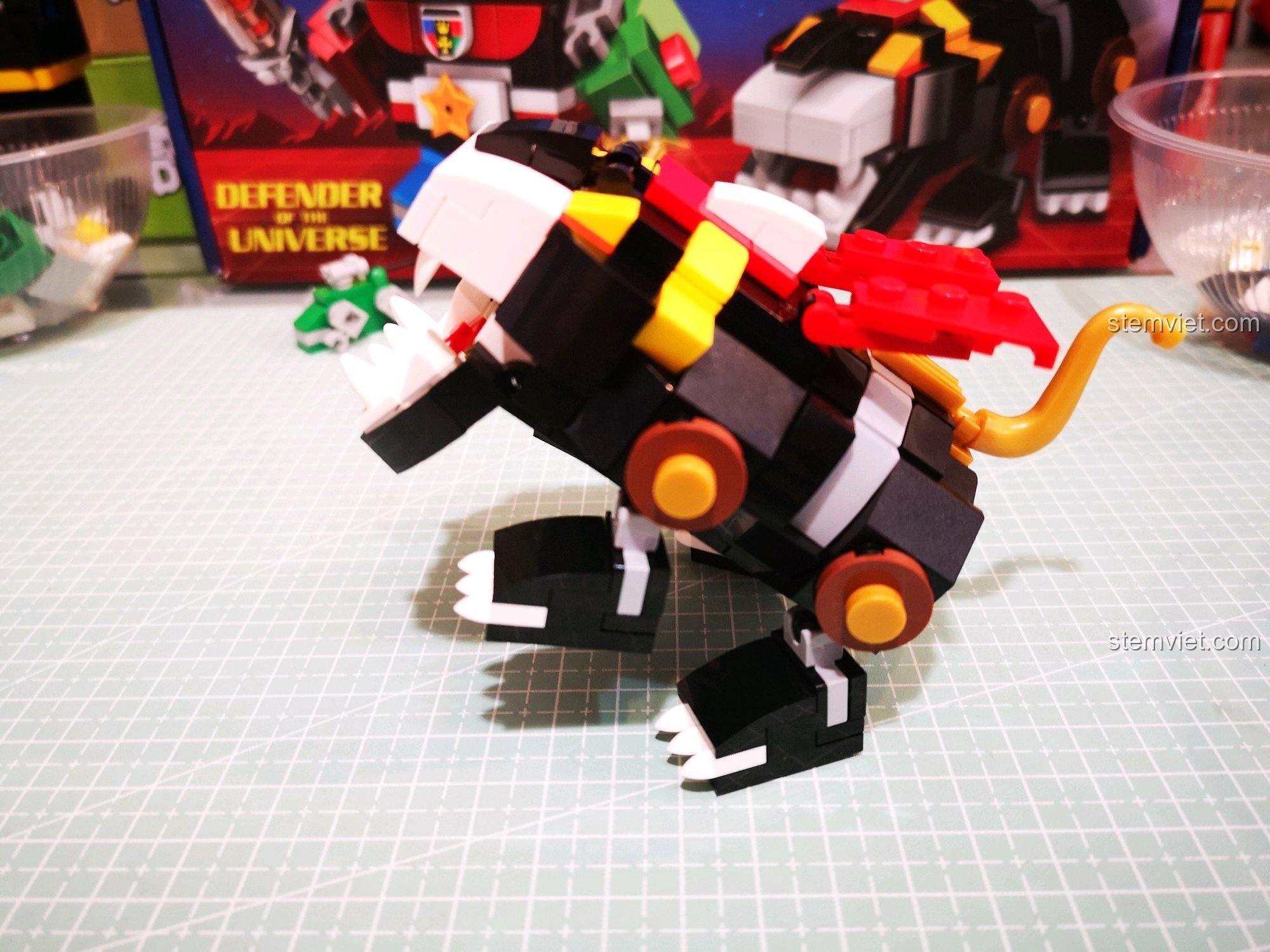 Tư thế chồm lên đầy mạnh mẽ của Sư tử Đen, cho thấy độ chắc chắn của mô hình.