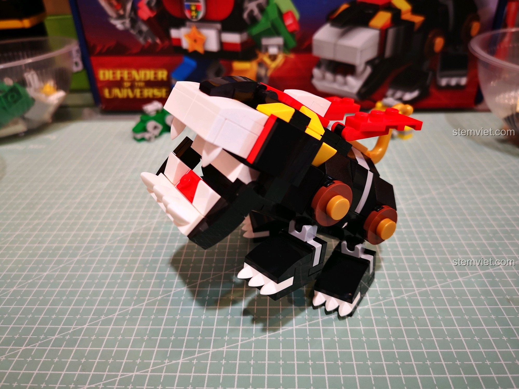 Mô hình Sư tử Đen đang tạo dáng giơ hai chân trước, thể hiện sự linh hoạt của các khớp nối.