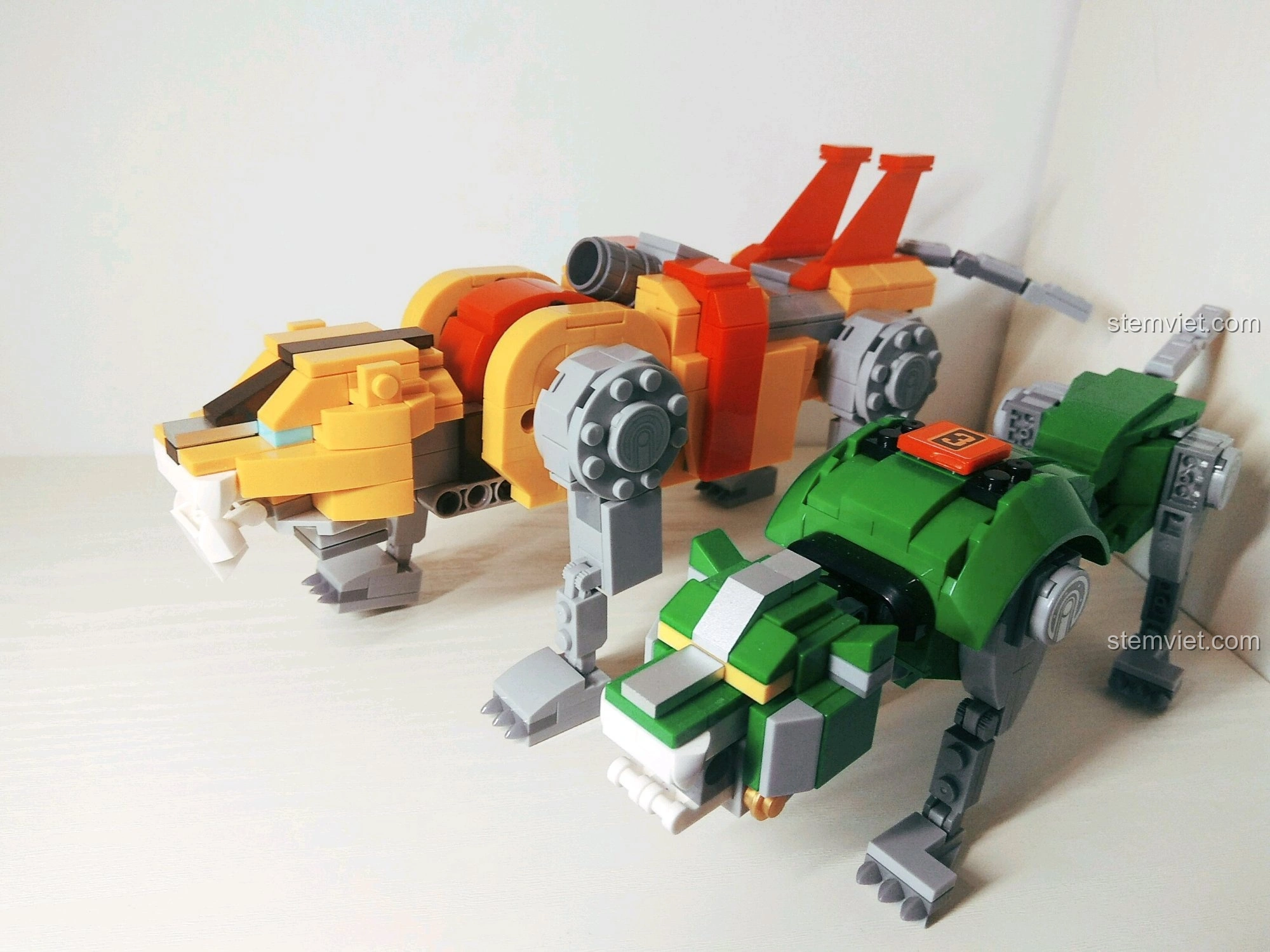 Một chú sư tử khác đã hoàn thành từ bộ lắp ráp Đế Trưng Bày Voltron Bách Thú Vương SY 1130.