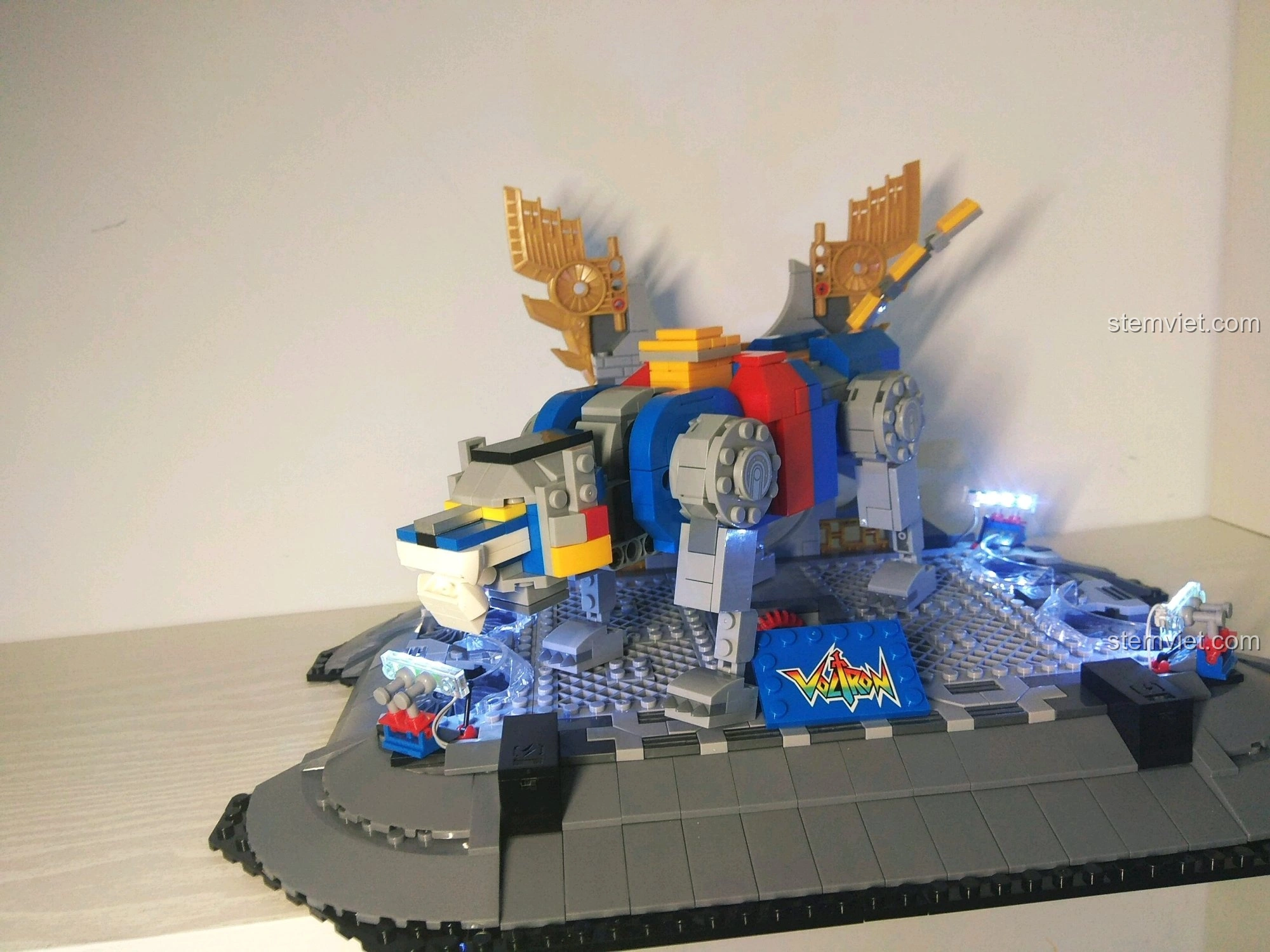 Chú sư tử vàng đã hoàn thành từ bộ lắp ráp Đế Trưng Bày Voltron Bách Thú Vương SY 1130.