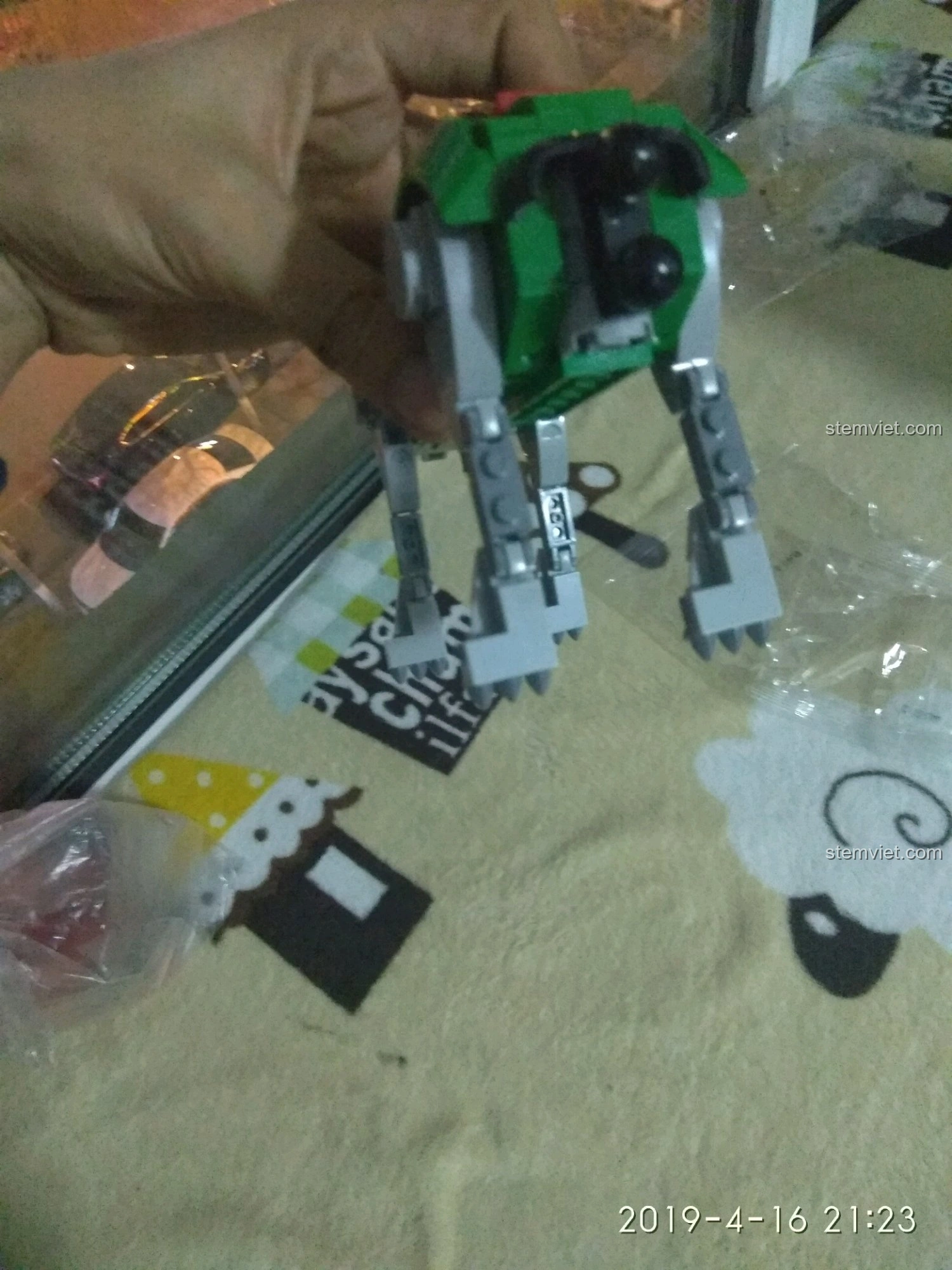 Chú sư tử số 5 của bộ Đế Trưng Bày Voltron Bách Thú Vương SY 1130 đang dần hoàn thiện phần chân.