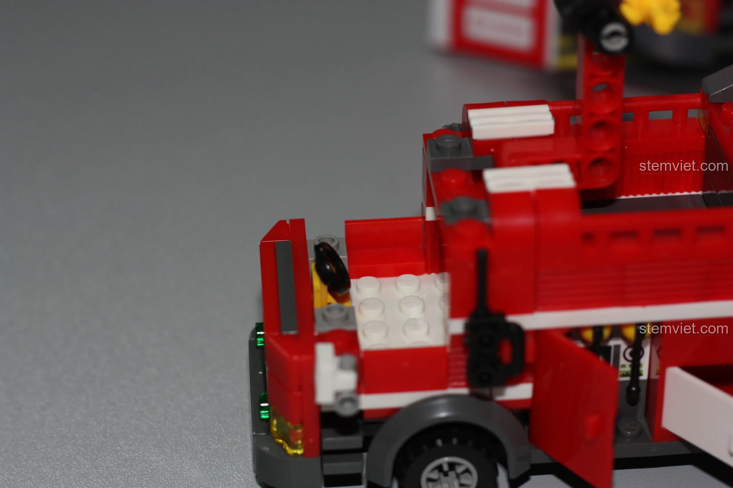 Sửa chữa nắp capo bị hỏng của xe cứu hỏa KAZI KY8054, lộ ra các chi tiết cấu trúc bên trong.