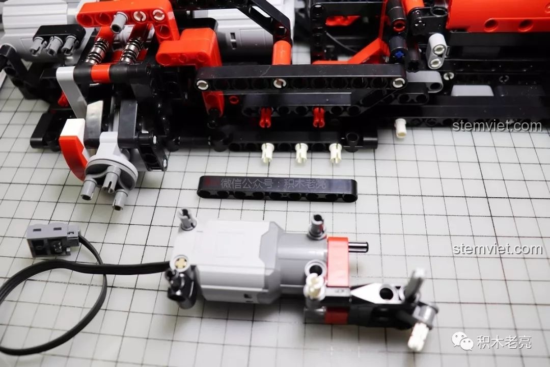 Gắn cụm chi tiết mới vào motor L để sửa lỗi thiết kế.