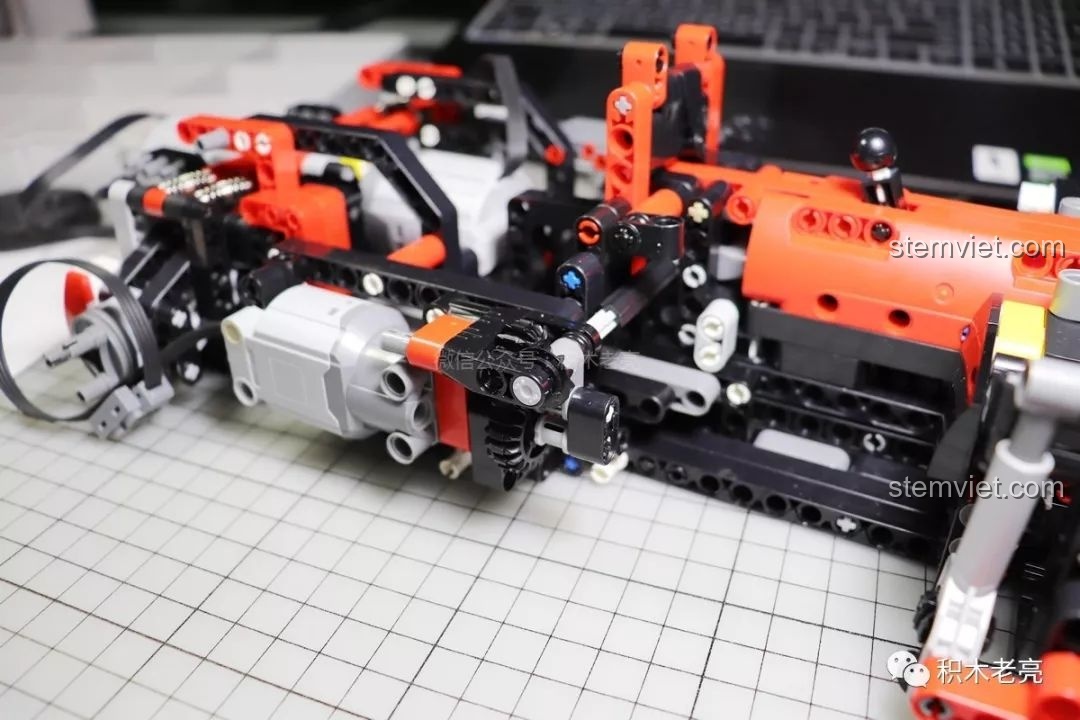 Gắn lại cụm motor đã được sửa lỗi vào khung xe Mould King 13079.