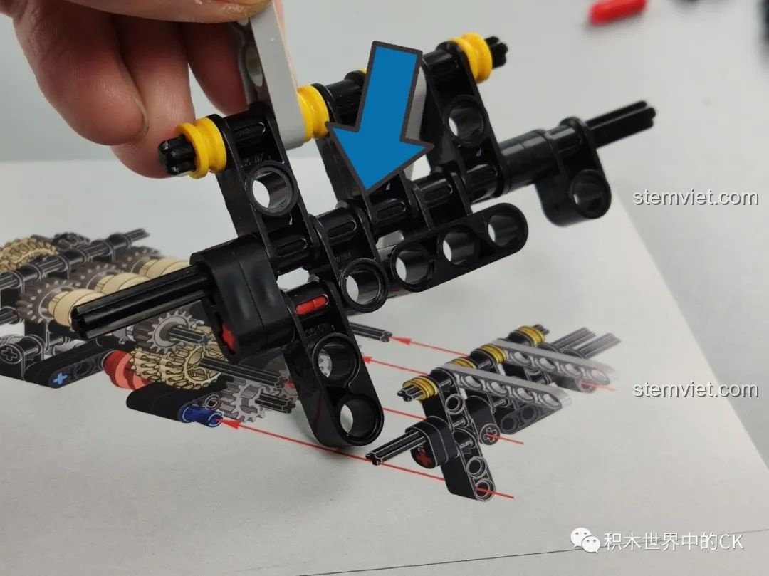 Hình ảnh thực tế cách sửa lỗi lắp ráp theo hướng dẫn, đảm bảo mô hình Jeep Rubicon hoạt động chính xác.