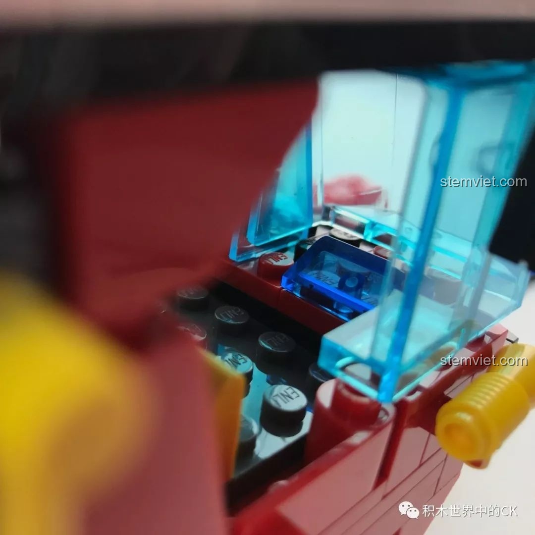 Sử dụng chi tiết thay thế để sửa lỗi sai màu trong cabin xe cứu hỏa QMAN 2809.