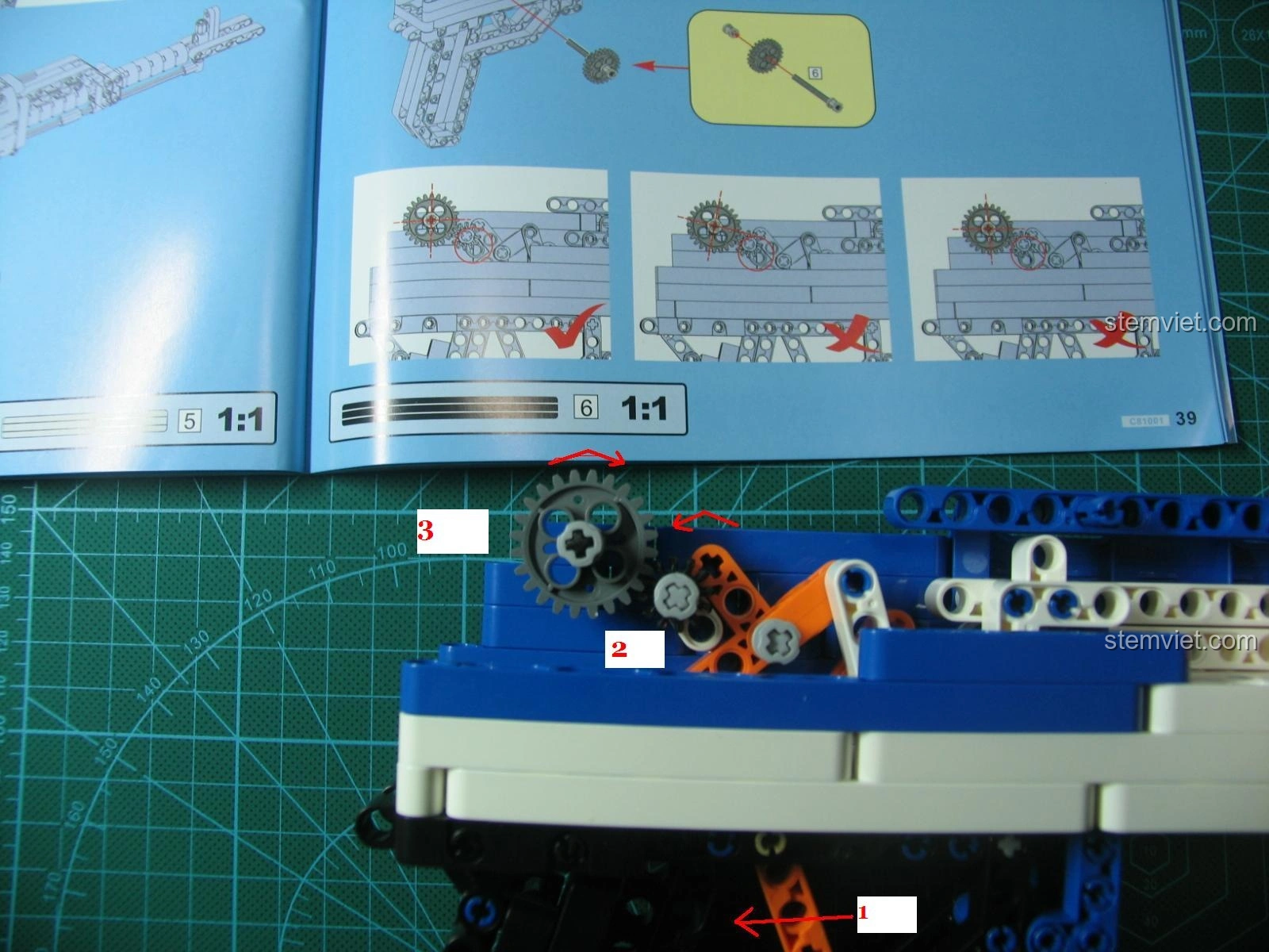 Hình ảnh súng AK-47 thật để so sánh với mô hình lắp ráp CaDA C81001, cho thấy sự tái hiện chân thực.