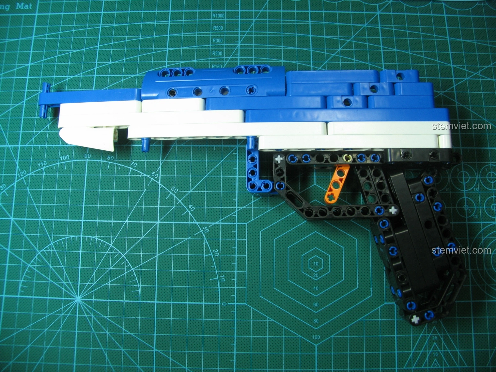 Hình ảnh súng AK-47 thật để so sánh với mô hình lắp ráp CaDA C81001, cho thấy sự tái hiện chân thực.