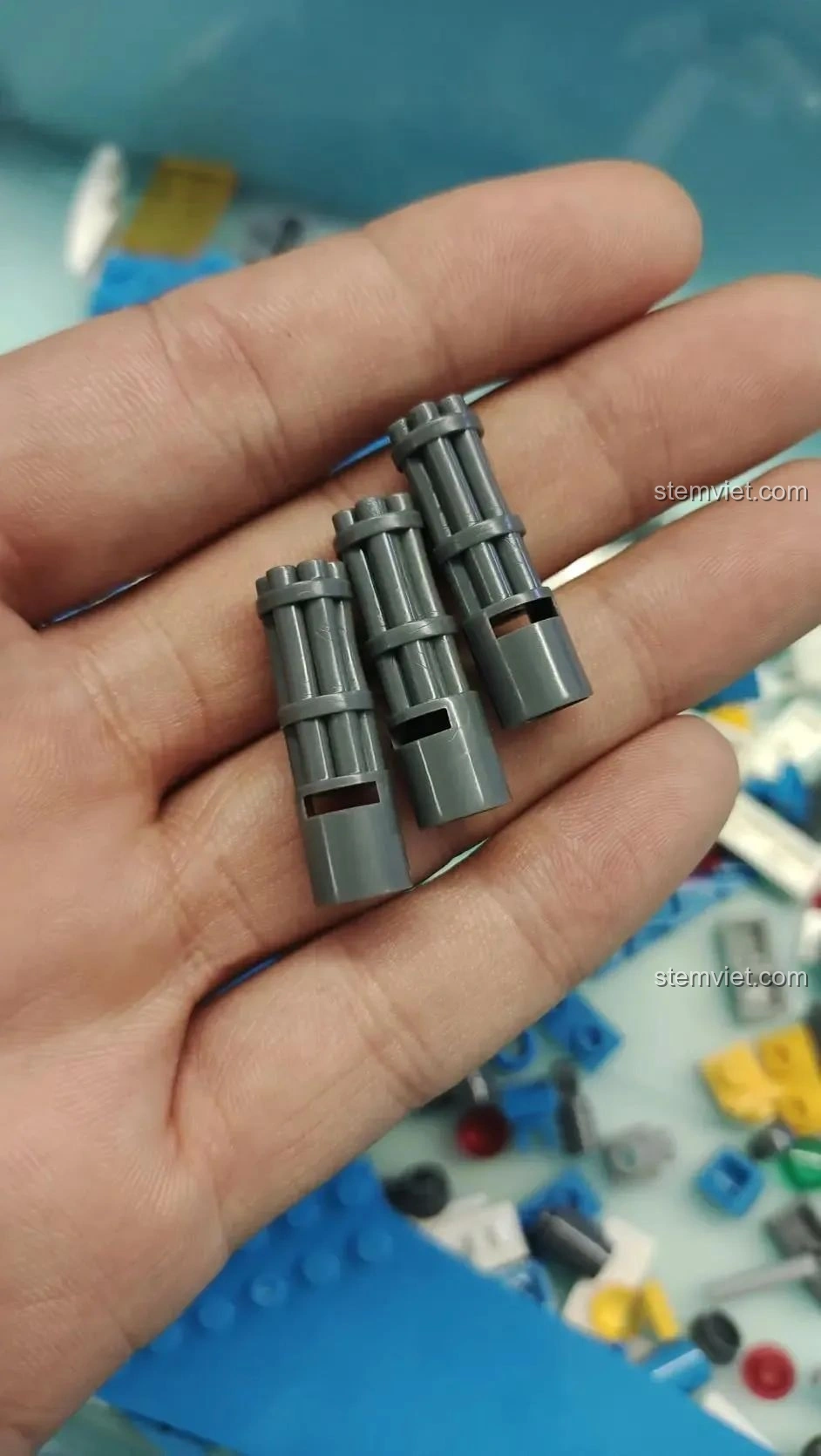 Ba nòng súng Gatling đơn màu xám, chi tiết đặc biệt của bộ lắp ráp WOMA C0407.