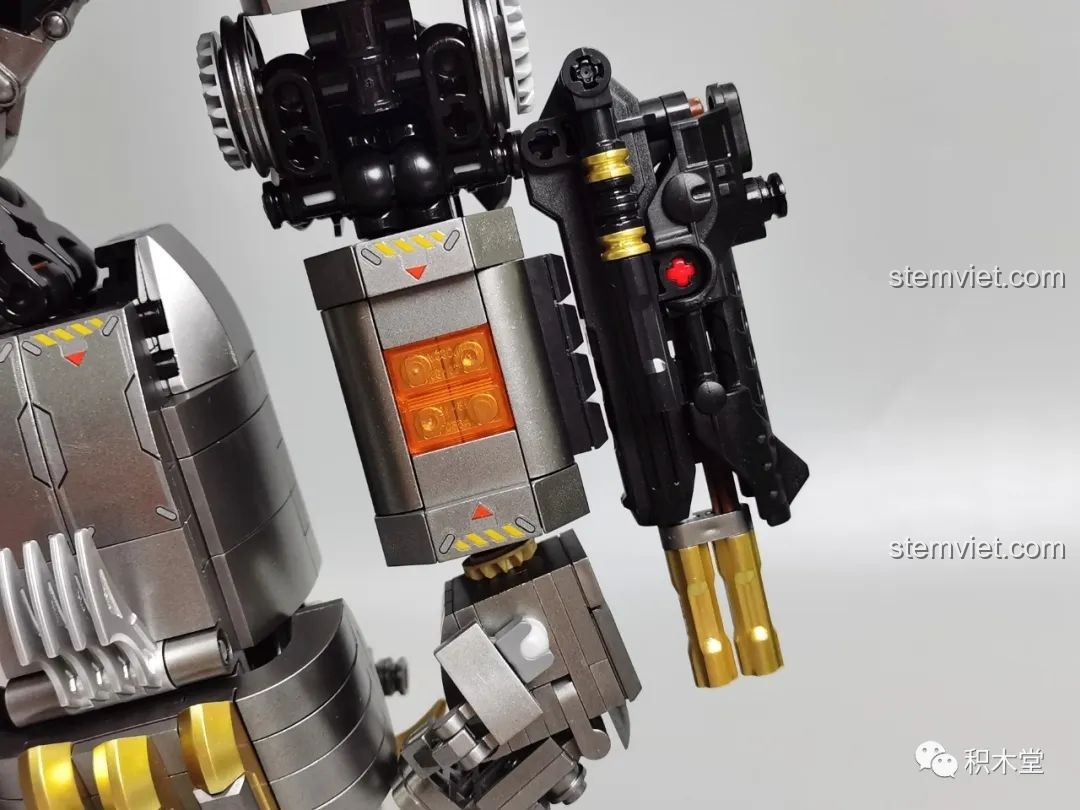 Cận cảnh cánh tay trái của Robot Batmech Hạng Nặng với khẩu súng hai nòng được tích hợp.