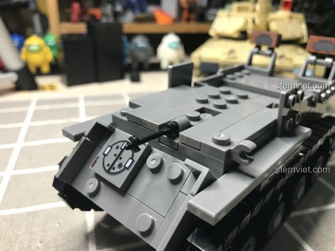 Súng máy phía trước đã được gắn lên mô hình xe tăng diệt tăng Marder III Ausf.H JiaZhi 0107, hoàn thiện phần đầu xe.