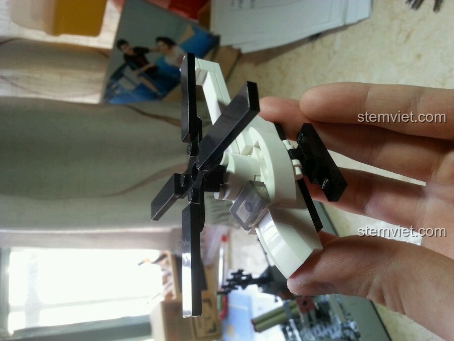 Súng máy ở mũi tàu của bộ lắp ráp GUDI 8026 Tàu Hộ Vệ Tên Lửa được thiết kế chi tiết, sẵn sàng cho hành động.