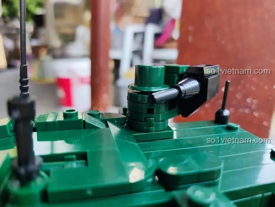 Cận cảnh súng máy phụ được điều khiển từ xa trên nóc tháp pháo của mô hình xe tăng Sluban T-14.